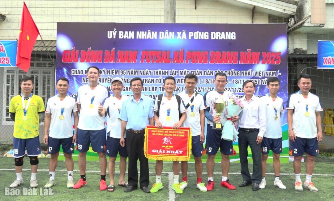 Ban tổ chức trao giải Nhất cho đội bóng Công an - Quân sự xã Pơng Drang.