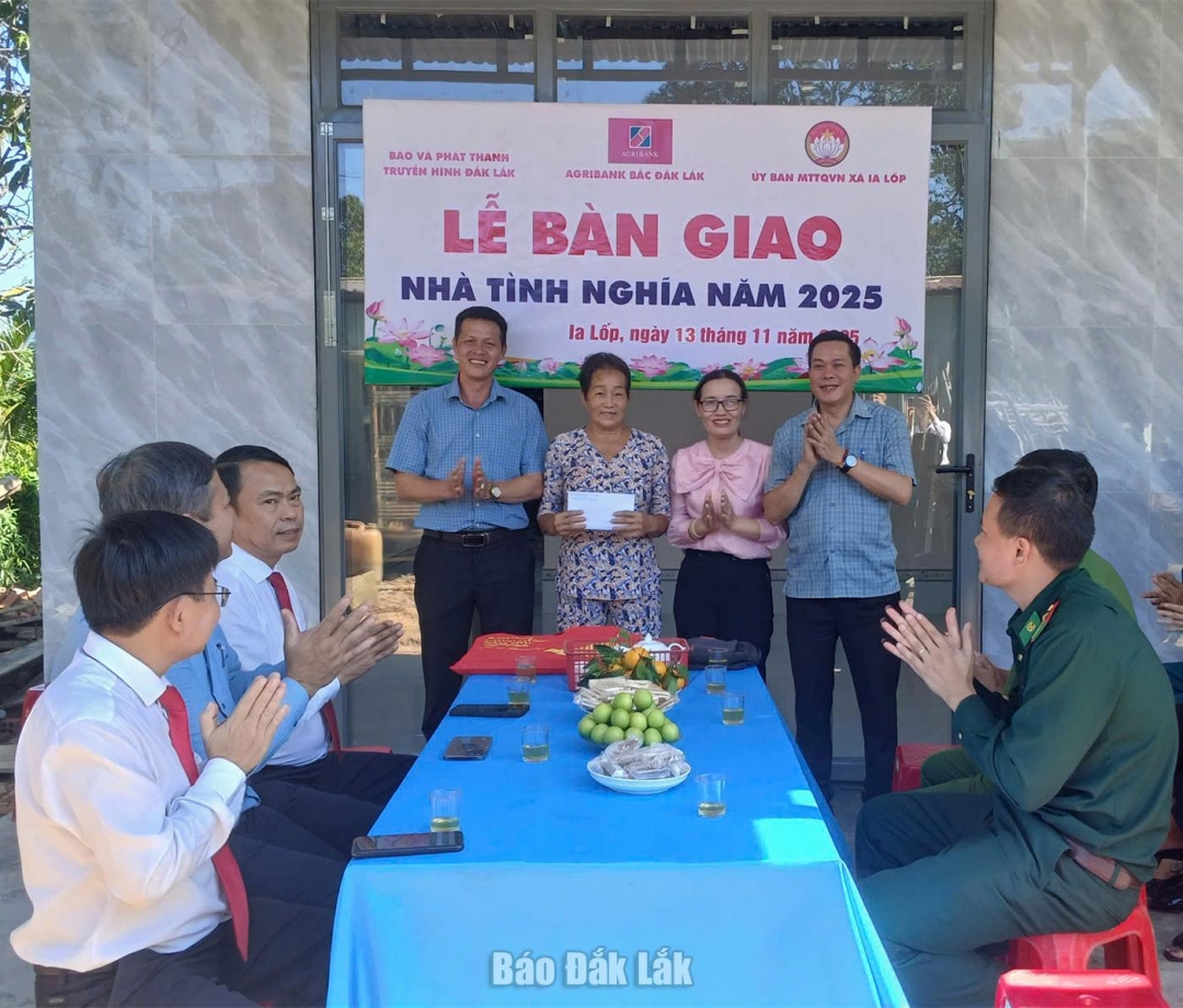 Lãnh đạo xã Ia Lốp trao kinh phí hỗ trợ cho gia đình bà Nguyễn Thị Thay