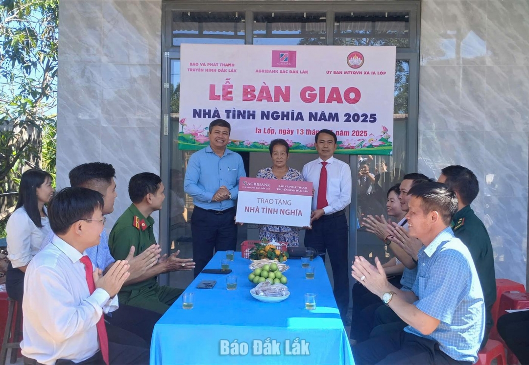 Phó Tổng Biên tập Báo và Phát thanh Truyền hình Đắk Lắk Nguyễn Khánh Minh và Phó Giám đốc Agribank Bắc Đắk Lắk Nguyễn Văn Tùng trao nhà tình nghĩa tặng gia đình bà Nguyễn Thị Thay