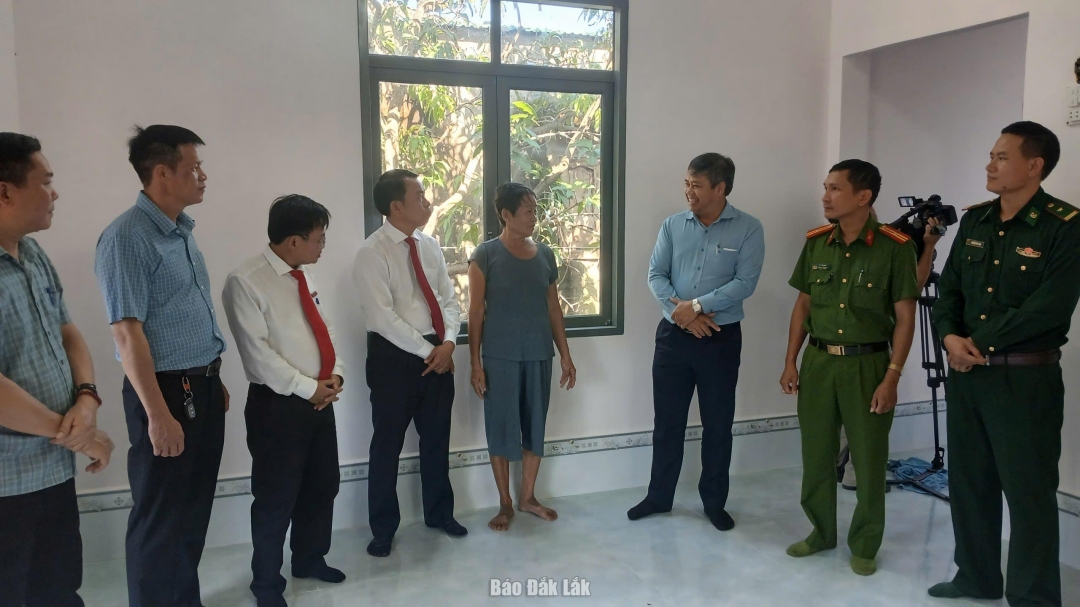 Các đại biểu tham quan ngôi nhà mới của gia đình bà Nguyễn Thị Thay