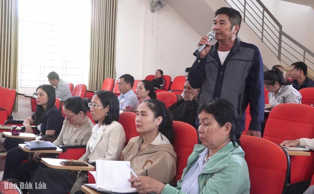 Cử tri xã Krông Búk kiến nghị tại buổi tiếp xúc cử tri.