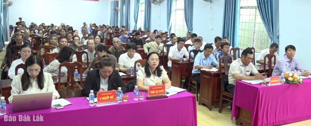 Lãnh đạo xã Pơng Drang và cử tri tham gia hội nghị.