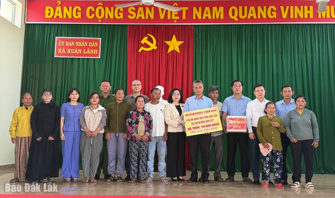 Các đồng chí lãnh đạo trao quà hỗ trợ người dân xã Xuân Lãnh.