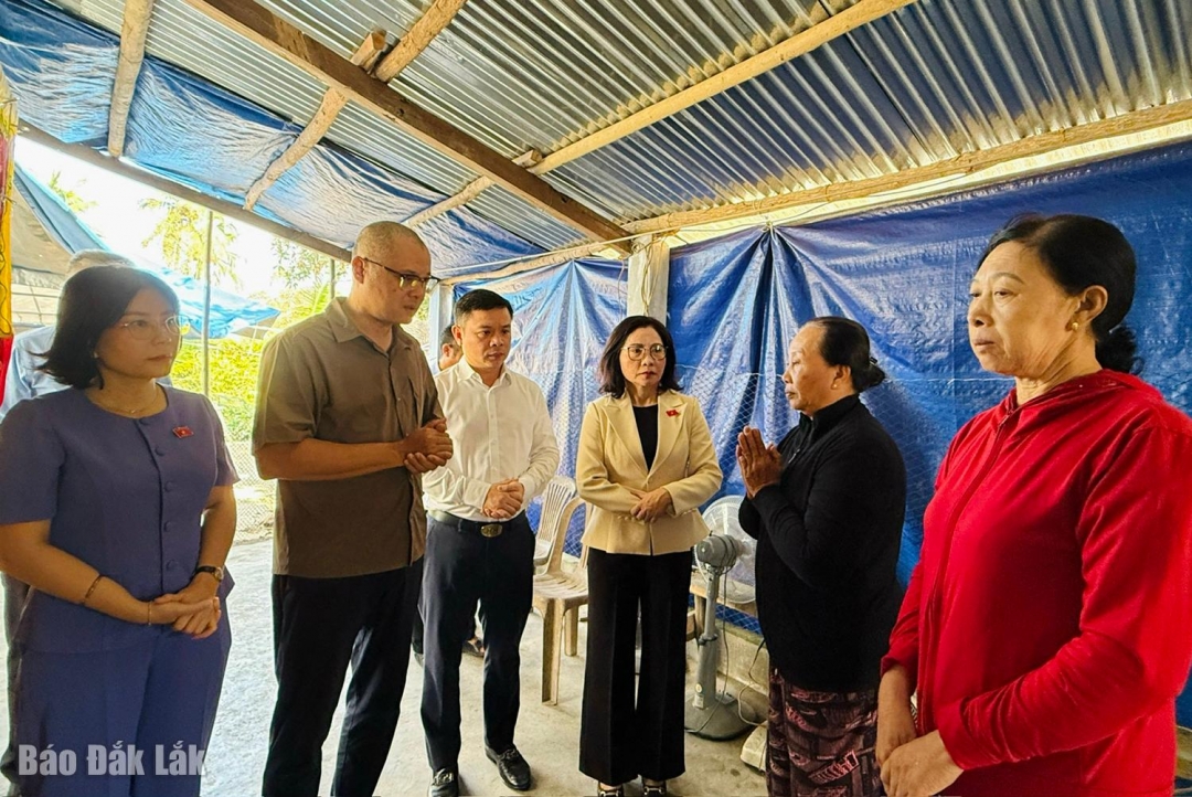 Các đồng chí lãnh đạo thăm, động viên gia đình ông Phan Ngọc Thành.