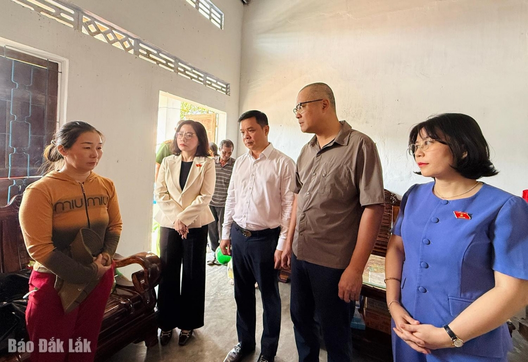 Các đồng chí lãnh đạo thăm, động viên gia đình ông Nguyễn Quang Thắng.