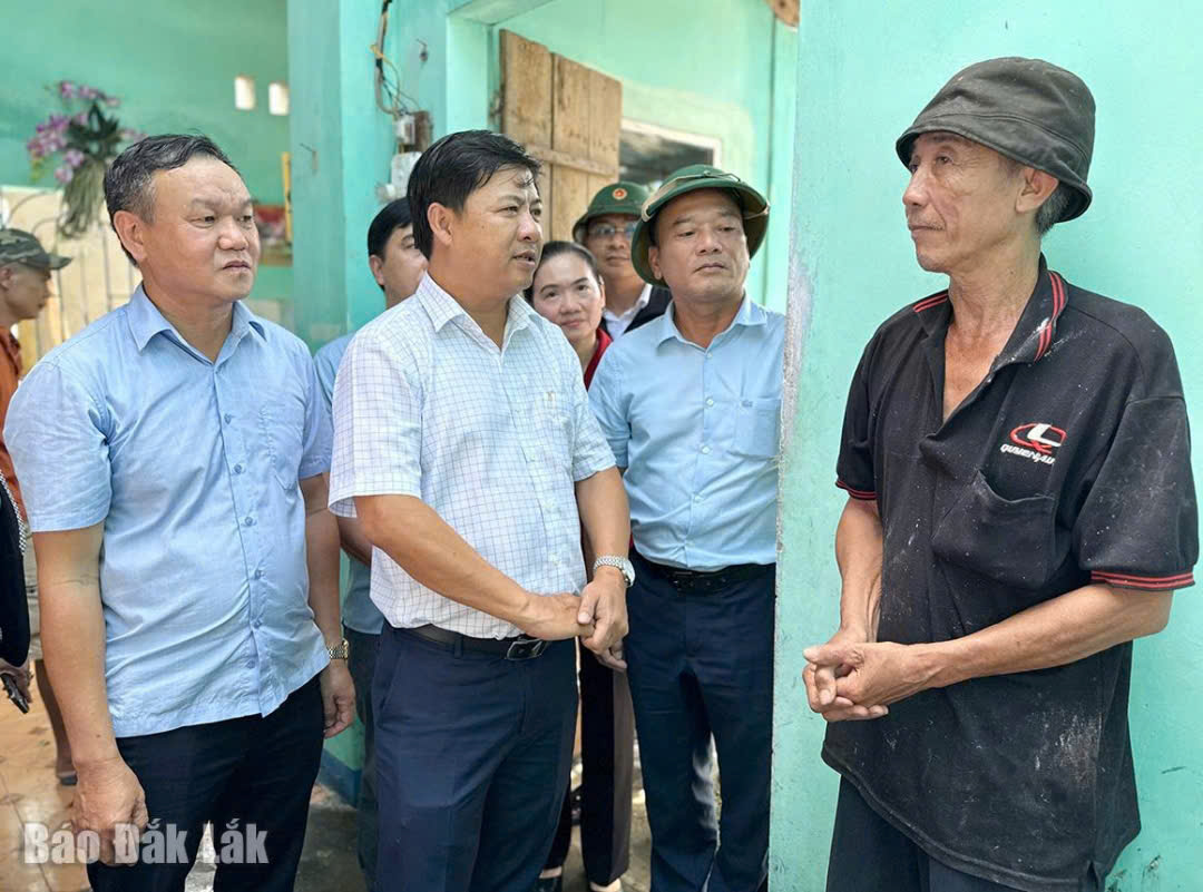 Bí thư Tỉnh ủy Lương Nguyễn Minh Triết và các đồng chí lãnh đạo thăm hỏi, động viên gia đình người dân bị ảnh hưởng do bão số 13 tại phường Sông Cầu. Ảnh: Hà My