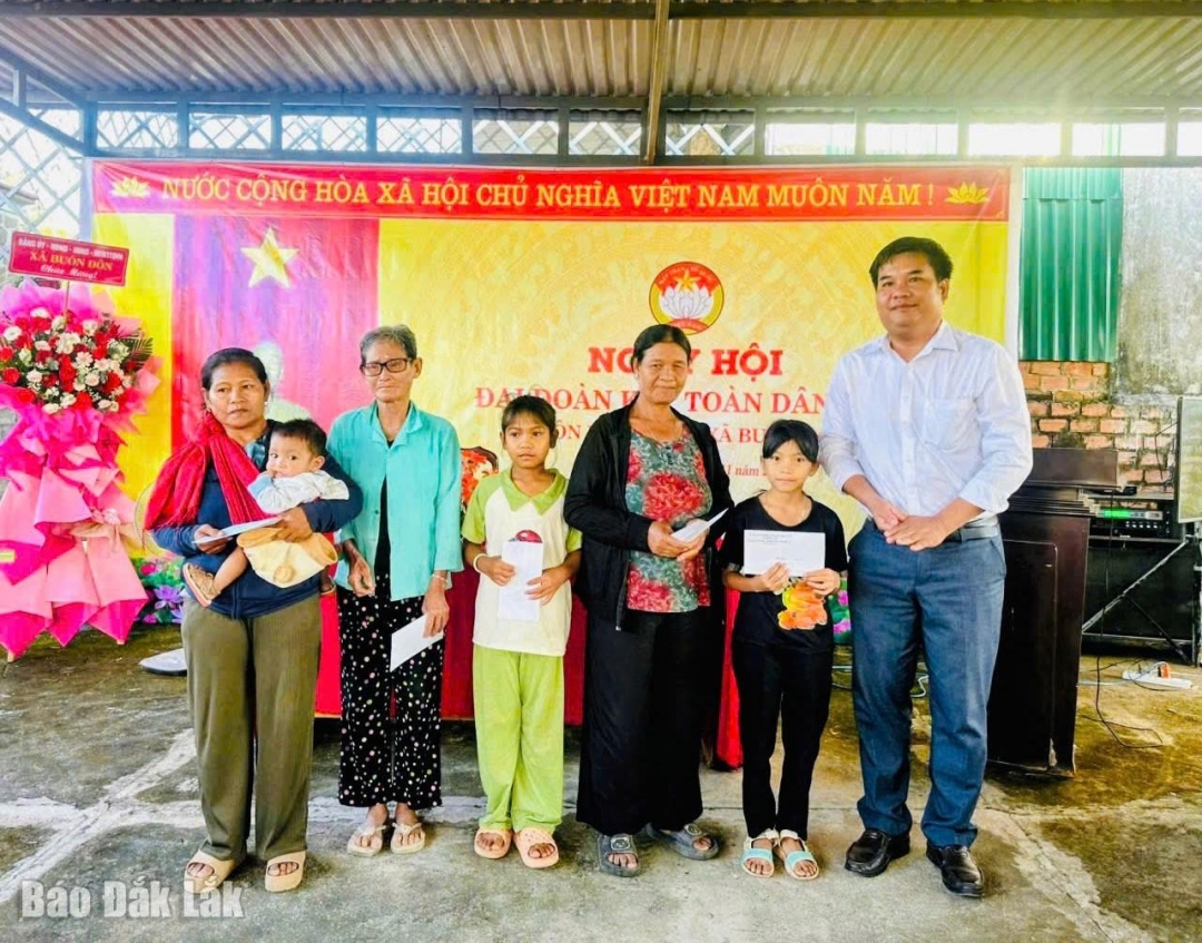 Trao 5 suất quà tặng các gia đình có hoàn cảnh khó khăn.