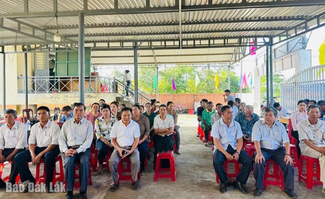 Nhân dân buôn Ea Rông B tham dự ngày hội.