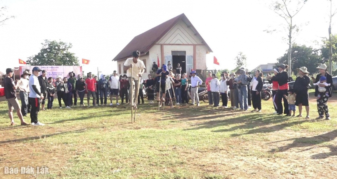 Các đội thi nhảy cà kheo.