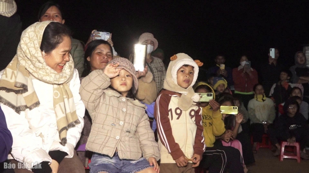 Chương trình thu hút nhiều người dân đến tham gia cổ vũ.