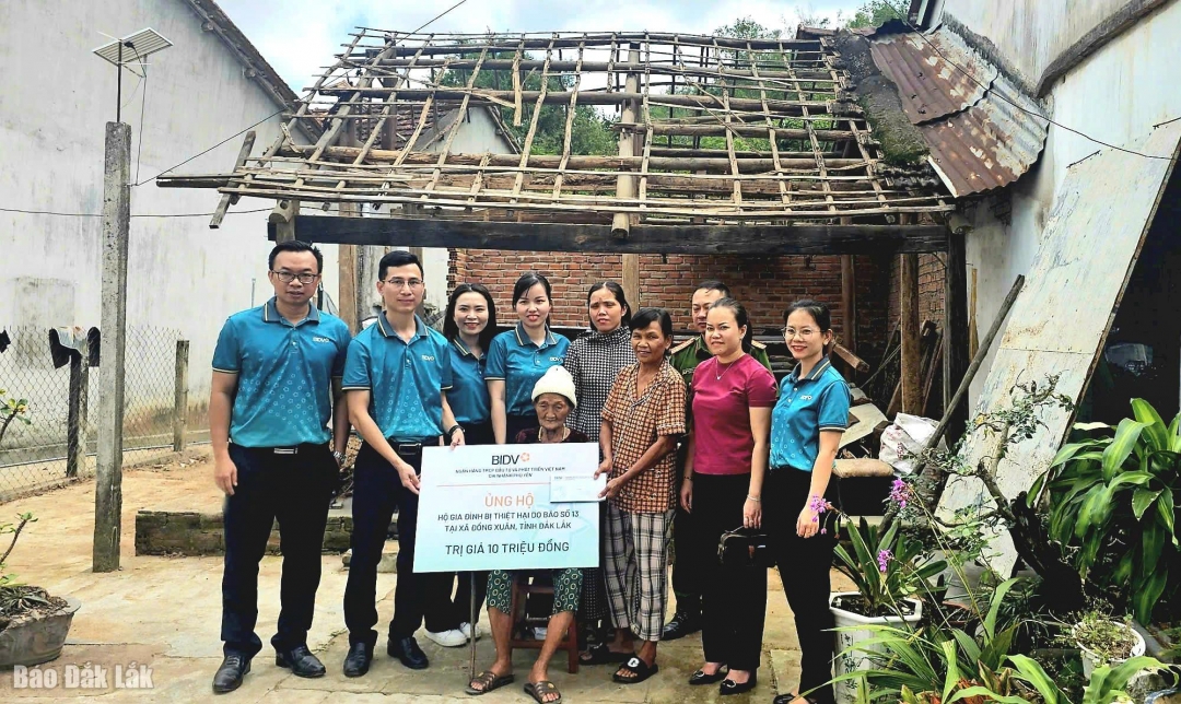 Đoàn công tác của BIDV Phú Yên trao tiền hỗ trợ cho hộ bà Trần Thị Sáu ở thôn Long Hà (xã Đồng Xuân), có nhà bị tốc mái do bão số 13.