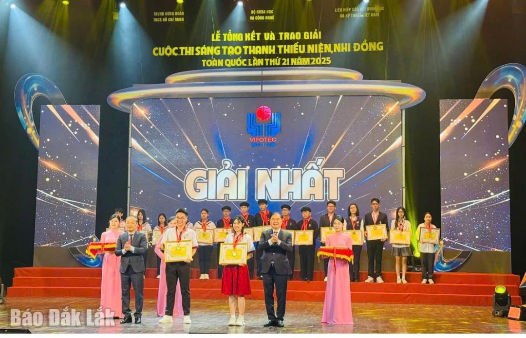 em Đặng Hoàng Dũng và em Phạm Anh Thư, học sinh lớp 12A1, Trường THCS và THPT Đông Du đã xuất sắc đoạt Nhất Cuộc thi