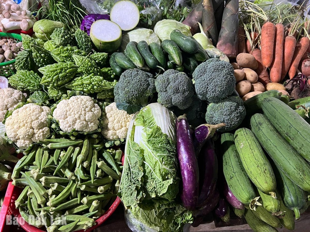 Rau, củ, quả được bày bán tại chợ Bình Kiến.