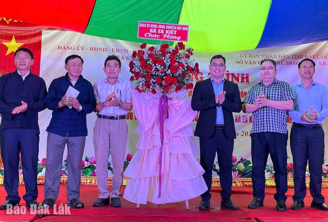 Lãnh đạo Đảng ủy, HĐND, UBND, Ủy ban MTTQ Việt Nam xã Ea Kiết tặng hoa chúc mừng ngày hội của buôn H’Mông.