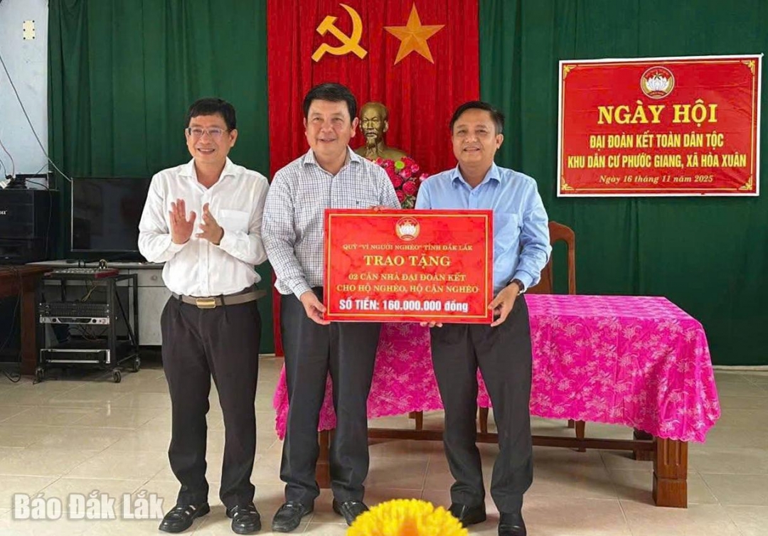 Đồng chí Huỳnh Lữ Tân, Ủy viên Ban Thường vụ Tỉnh ủy, Trưởng Ban Quản lý Khu kinh tế Phú Yên trao biểu trưng tặng 2 căn nhà Đại đoàn kết cho hộ nghèo, cận nghèo cho địa phương.