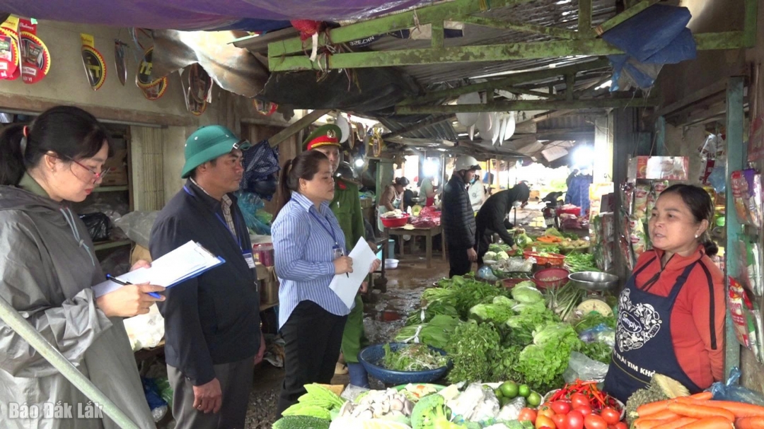 Chủ tịch UBND xã Pơng Drang Phan Hoàng Lâm vận động tiểu thương bàn giao mặt bằng xây dựng công viên cây xanh.