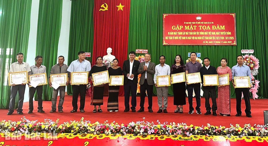 Lãnh đại xã chúc mừng và khen thưởng các gia đình tiêu biểu có thành tích xuất sắc trong Cuộc vận động xây dựng văn hóa tại các khu dân cư trong năm 2025.