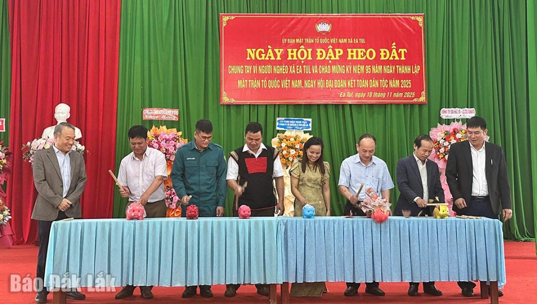 Các hội đoàn thể, khu dân cư cùng nhau đập heo đất và phát động phong trào “Nuôi heo đất” năm 2026/