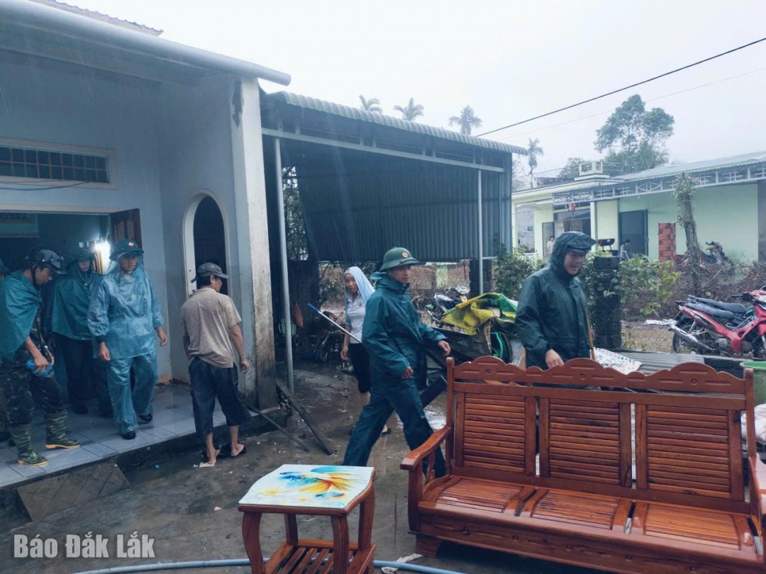 Cán bộ, chiến sĩ các lực lượng giúp dân di dời tài sản đến nơi an toàn.