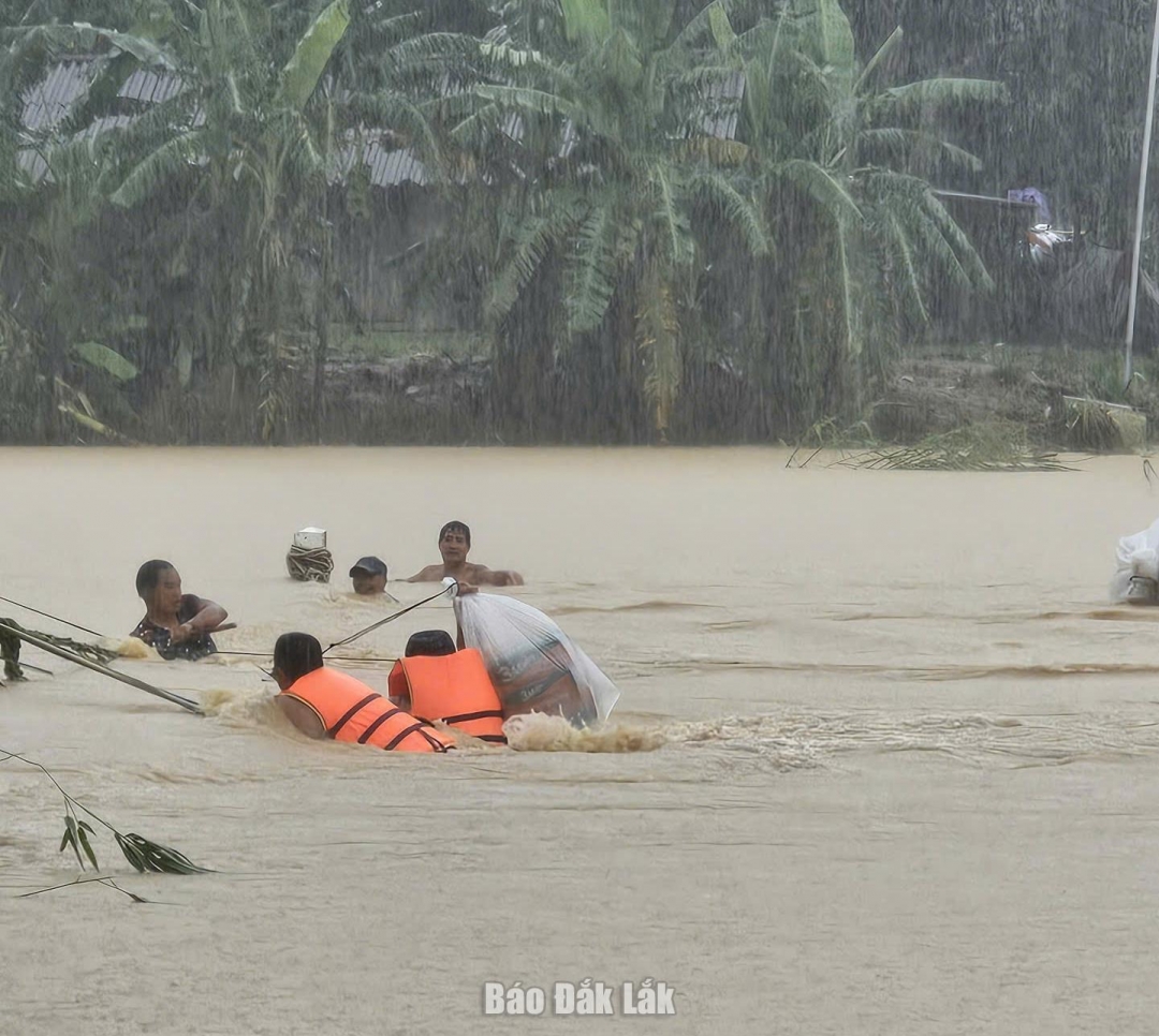 Lực lượng chức năng tiếp ứng mì tôm và nước sạch cho người dân vùng bị cô lập