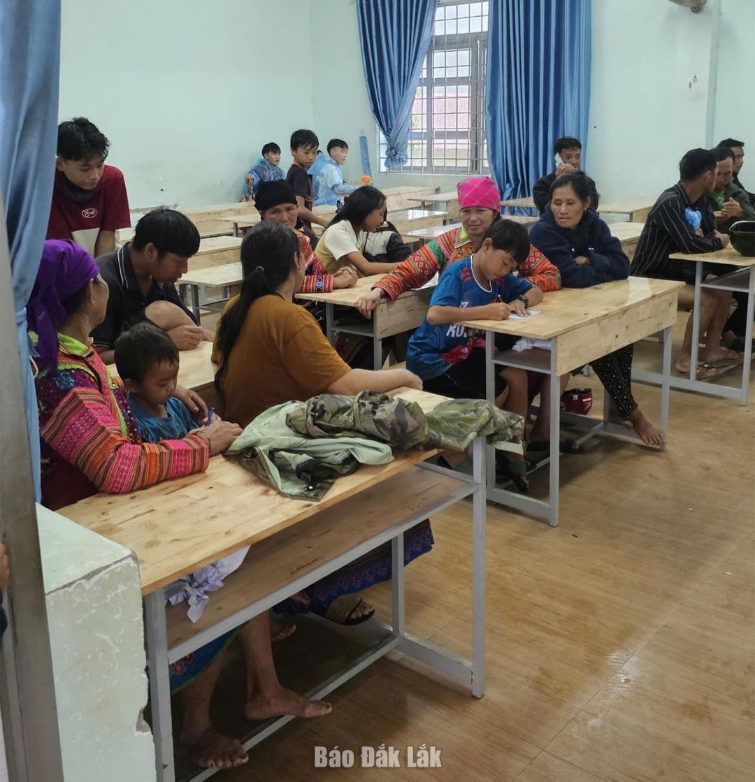 Người dân vùng nguy hiểm được đưa đến các trường học để bảo đảm an toàn