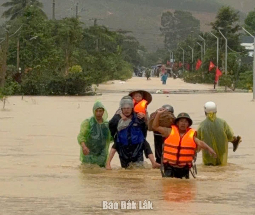Di dời người dân và tài sản ở vùng bị chia cắt đến nơi an toàn
