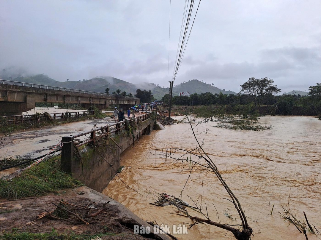 Nhiều tuyền đường, cây cầu bị hư hỏng gây chia cắt