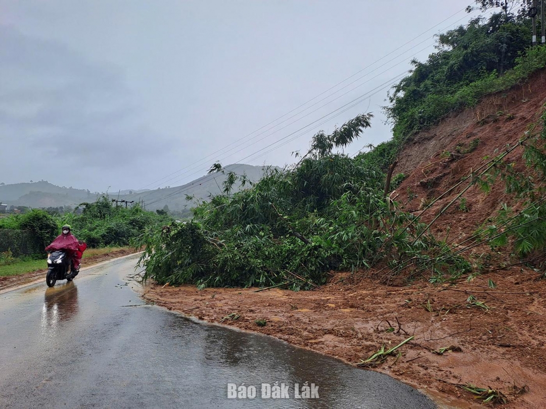 Một điểm trên tuyến đường từ xã Cư Pui đi Yang Mao bị sạt lở gây cản trở giao thông