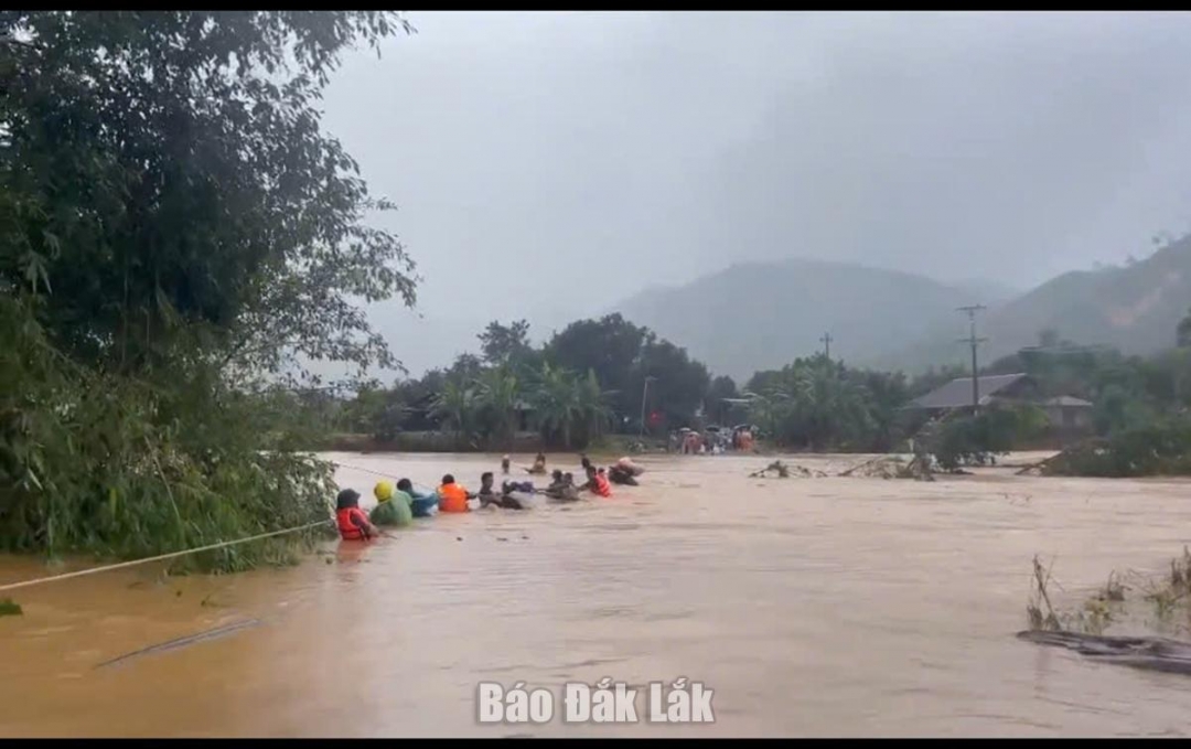 Sử dụng dây cáp để hỗ trợ người dân ra khỏi vùng nguy hiểm