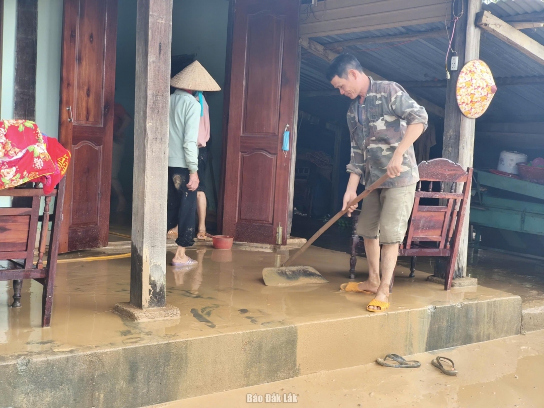 Người dân tranh thủ dọn dẹp nhà cửa sau khi nước rút dần