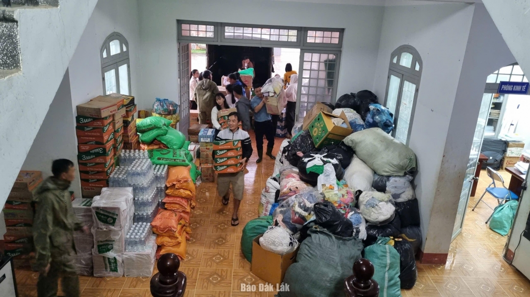 Nhiều tổ chức cá nhân hỗ trợ nhu yếu phẩm cho người dân xã Yang Mao