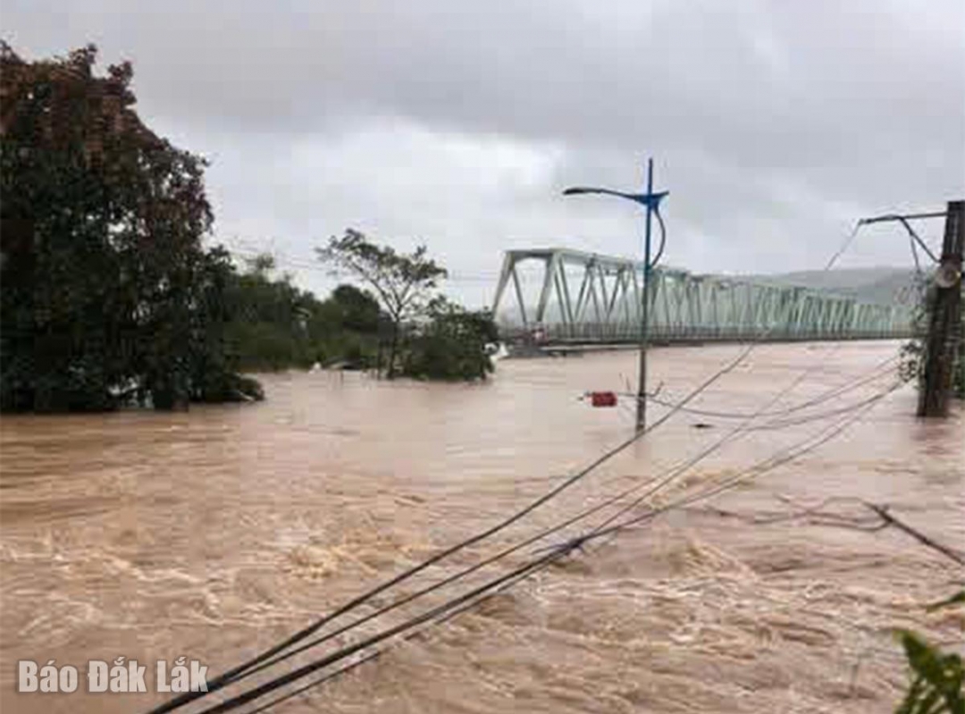 Ngập lụt nặng tại cầu sắt La Hai, xã Đồng Xuân