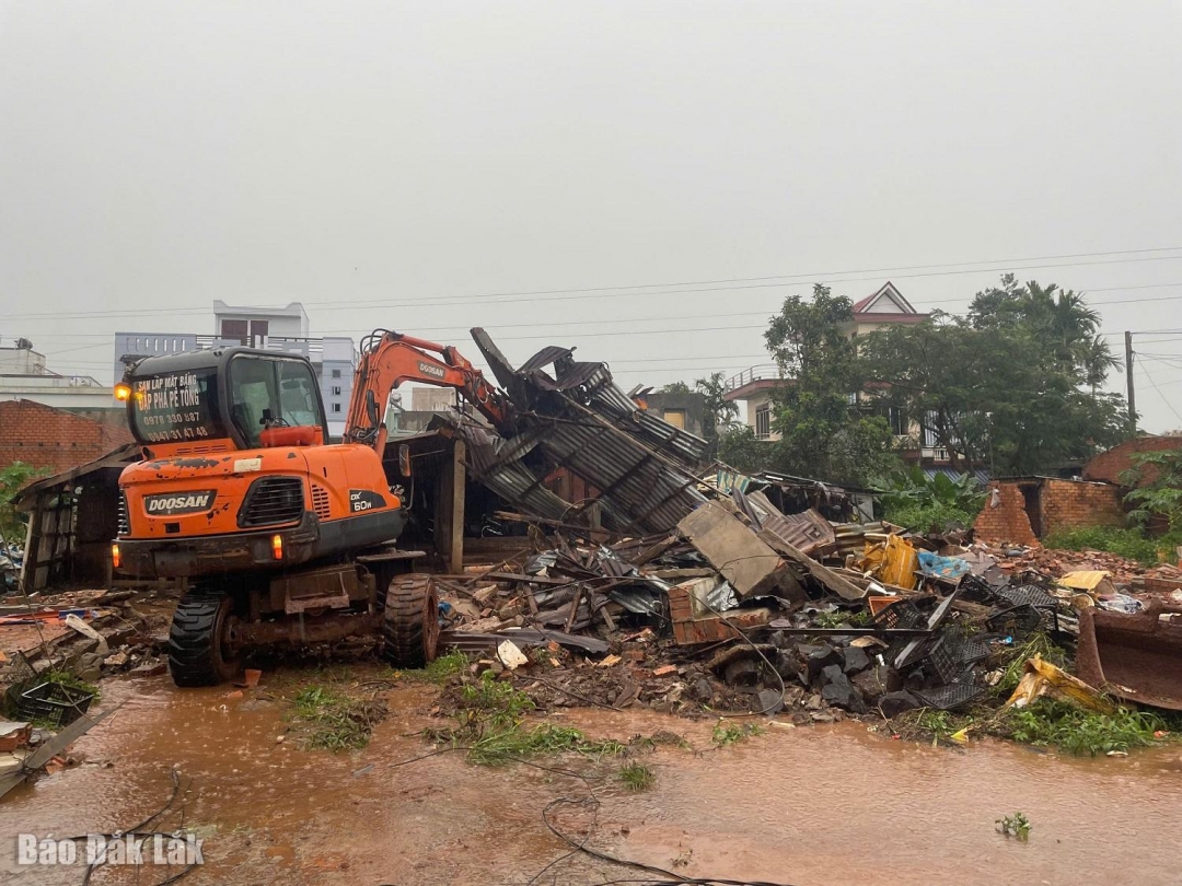 Đơn vị thi công giải phóng mặt bằng thực hiện dự án.