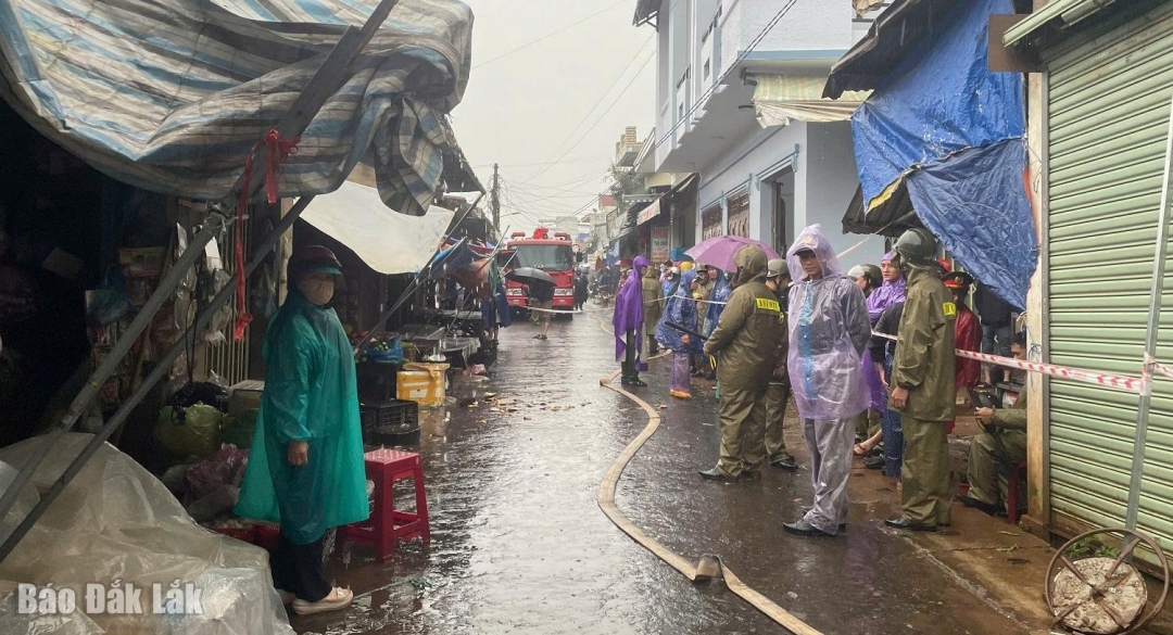 Một số tiểu thương vẫn buôn bán kinh doanh