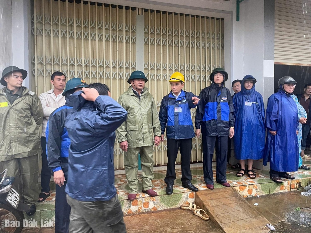 Lãnh đạo xã Pơng Drang chỉ đạo lực lượng chức năng hỗ trợ người dân di dời tài sản ra khỏi khu vực dự án.