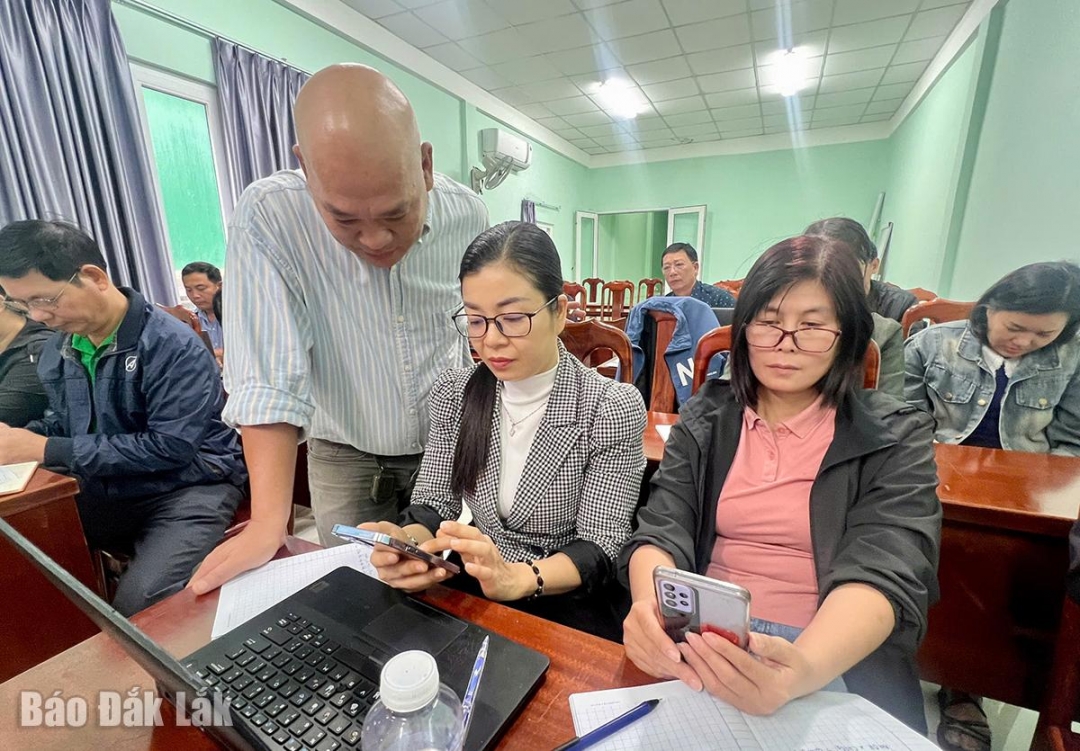 Nhà báo Nguyễn Trí Thức hướng dẫn học viên tháo tác dựng video trên điện thoại thông minh.