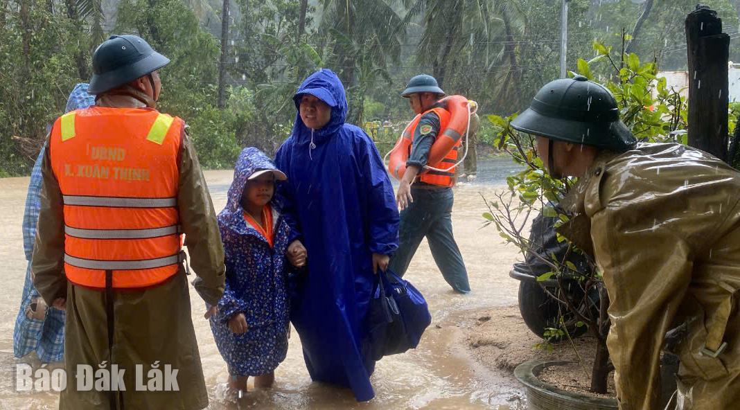 Lực lượng chức năng phường Sông Cầu di dời người dân đến nơi an toàn.