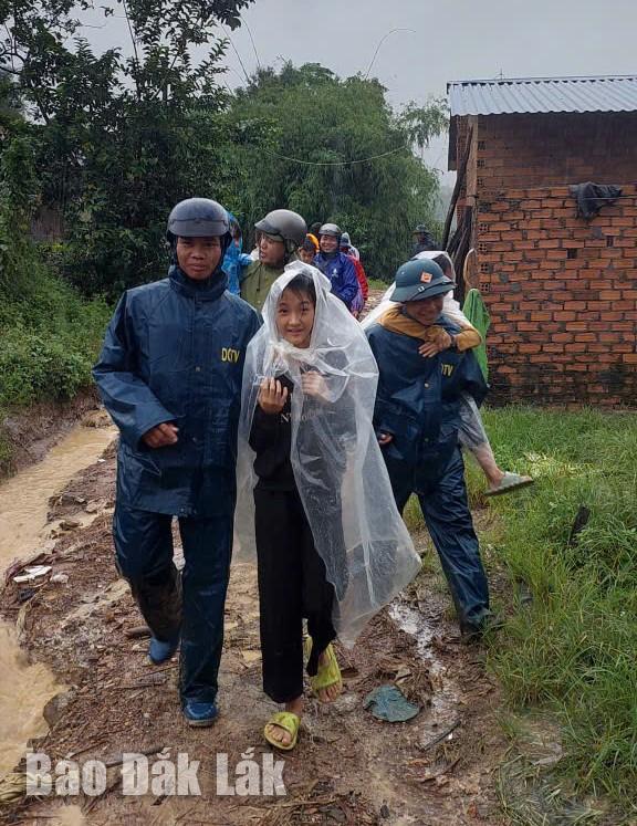 Lực lượng dân quân tham gia sơ tan người dân ra khỏi vùng sạt lở.