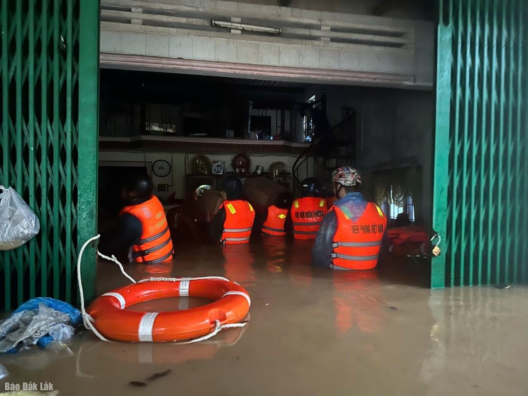 Đồn Biên phòng Xuân Đài giúp dân di dời tài sản ra khỏi vùng ngập.