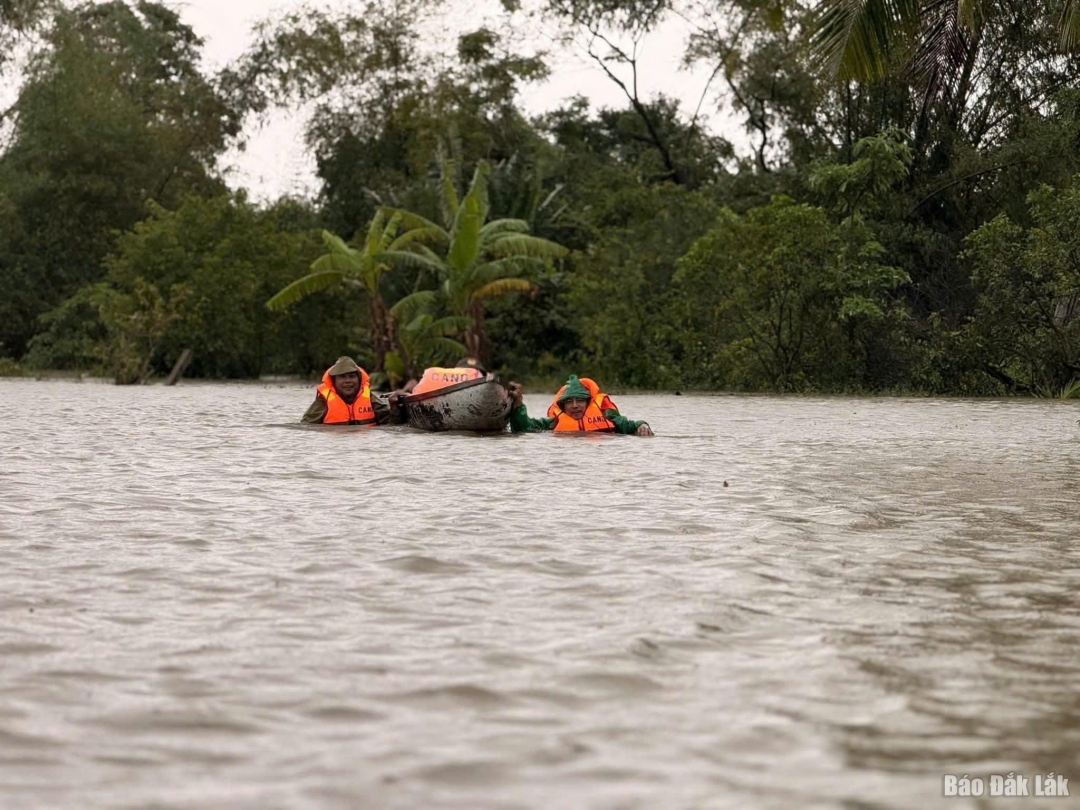 Lực lương chức năng và địa phương đi vào những nơi ngập sâu để cứu người.