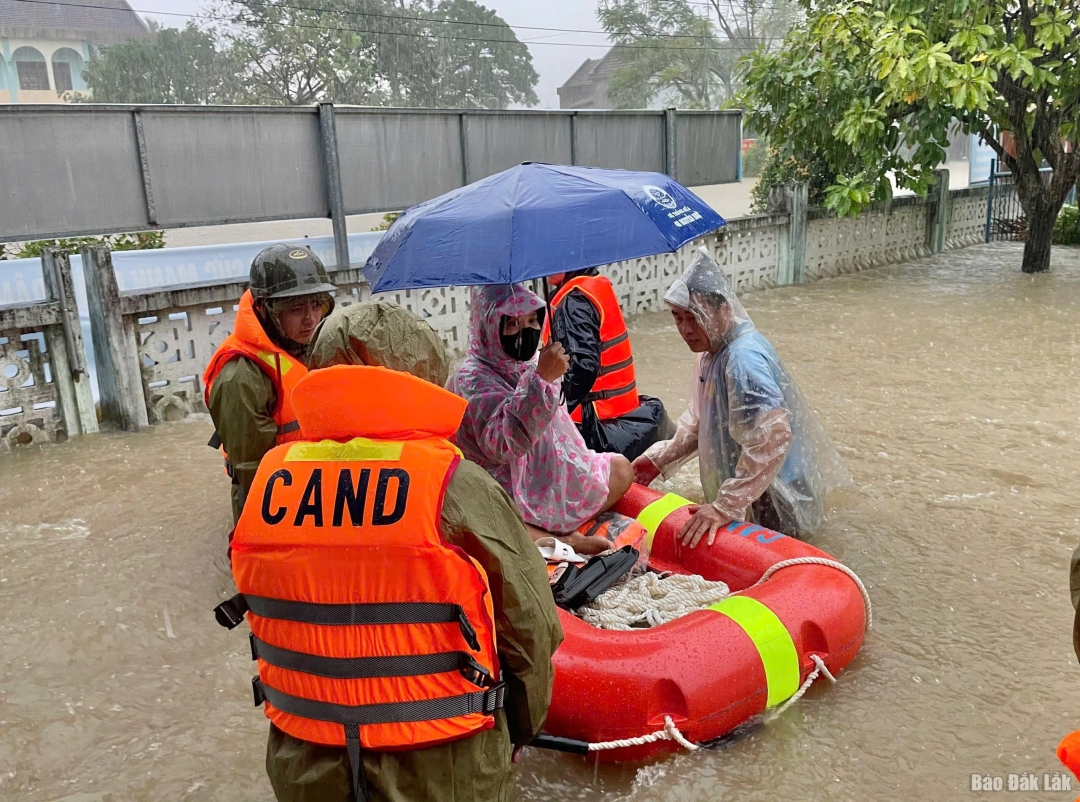 Lực lượng công an hỗ trợ người dân di dời đến nơi an toàn.