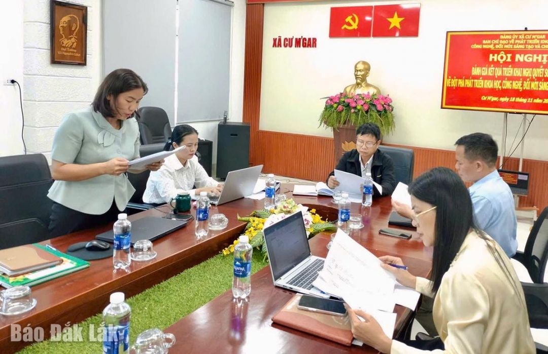 Các thành viên Ban chỉ đạo góp ý kiến tại cuộc họp.