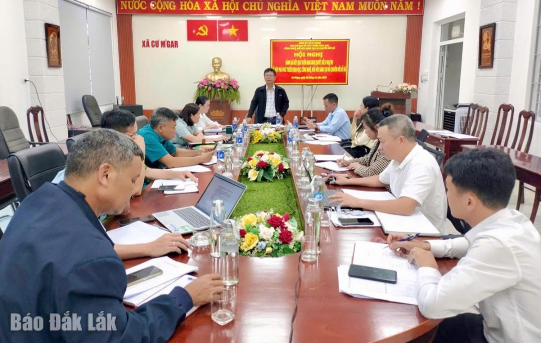 Ông Nguyễn Thiên, Bí thư Đảng ủy, Trưởng Ban Chỉ đạo xã chủ trì cuộc họp.