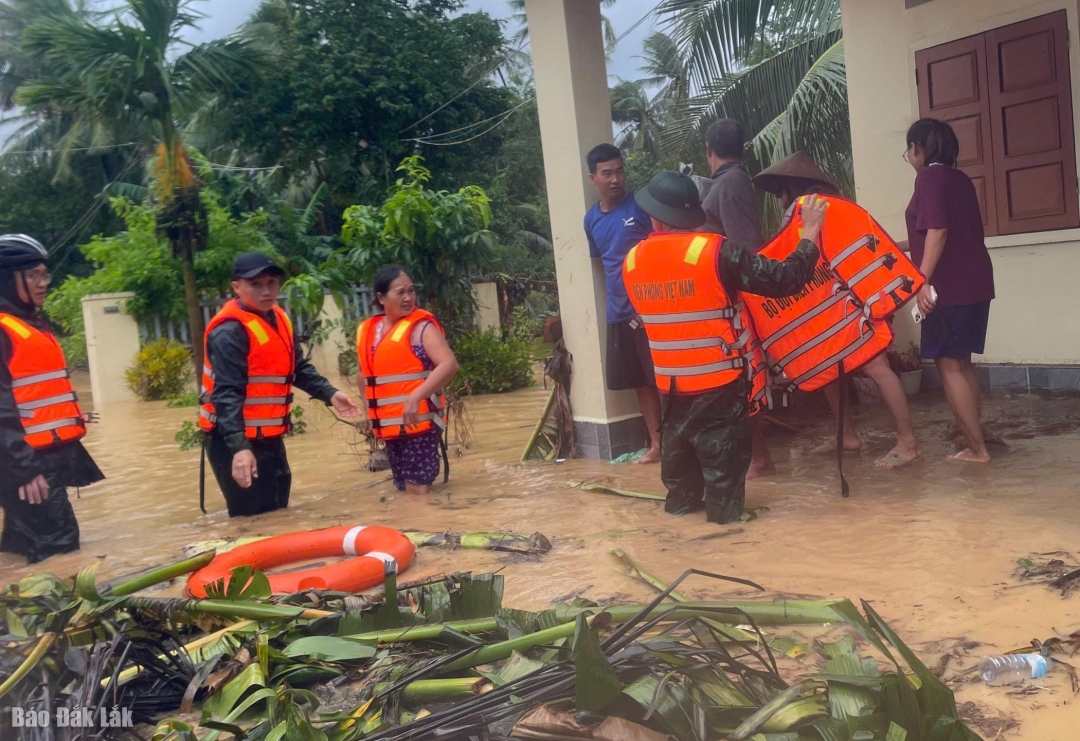 Cán bộ, chiến sĩ Đồn Biên phòng Xuân Đài cùng các lực lượng di dời người dân đến nơi an toàn. 