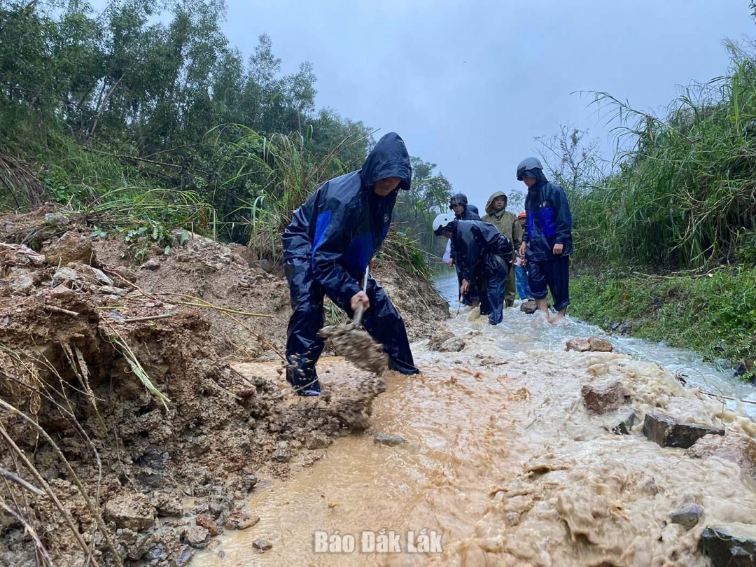 Công an xã Vân Hòa phối hợp lực lượng cảnh sát giao thông xử lý thông tuyến sạt lở trên đường 19c. Ảnh: Công an tỉnh cung cấp