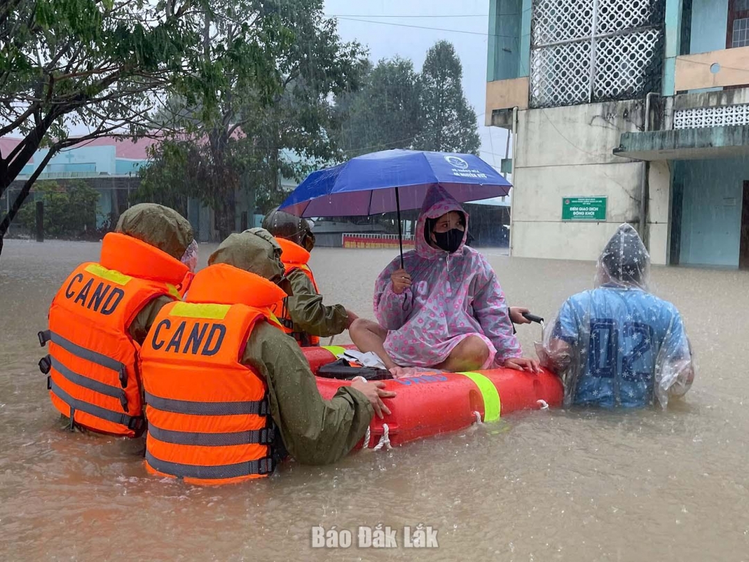 Công an xã Hòa Thịnh hỗ trợ đưa một sản phụ vượt lũ đi sinh con kịp thời. Ảnh: Công an tỉnh cung cấp