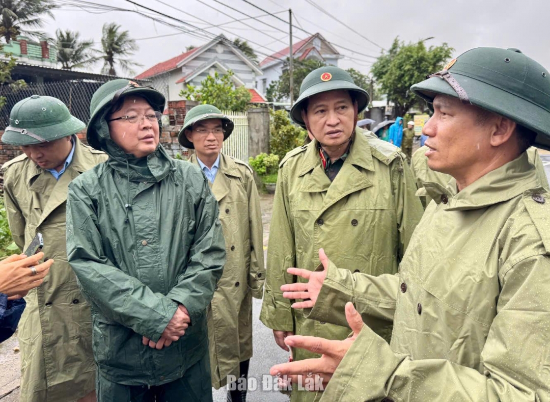 Phó Thủ tướng Chính phủ Hồ Quốc Dũng kiểm tra, chỉ đạo công tác ứng cứu dân trong vùng ngập lụt tại xã tỉnh Đắk Lắk. Ảnh: Tuyết Hương