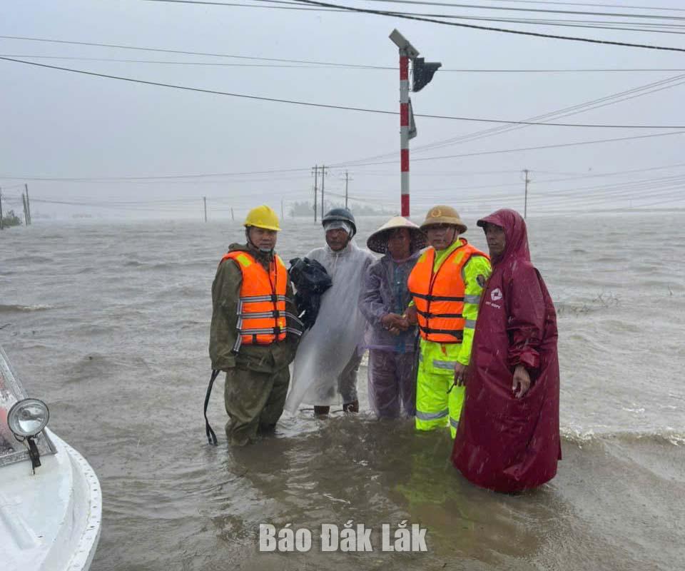 Anh Nguyễn Văn Ninh và vợ là chị Phù Thị Ngọc Luận cùng trú xã Phú Hòa 2 được lực lượng chức năng cứu giữa mênh mông biển nước. Ảnh: Công an tỉnh cung cấp