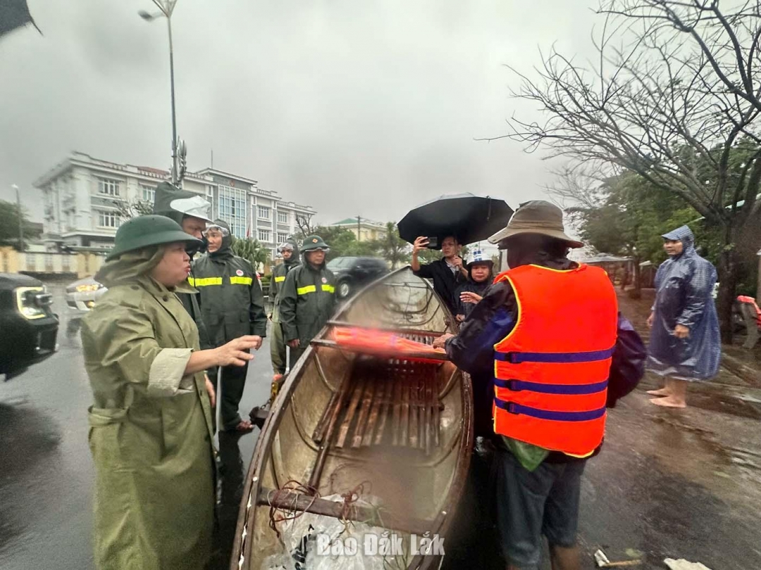 Lãnh đạo tỉnh Đắk Lắk kiểm tra động viên lực lượng phòng chống thiên tại tại xã Tây Hòa. Ảnh: Đặng Dự