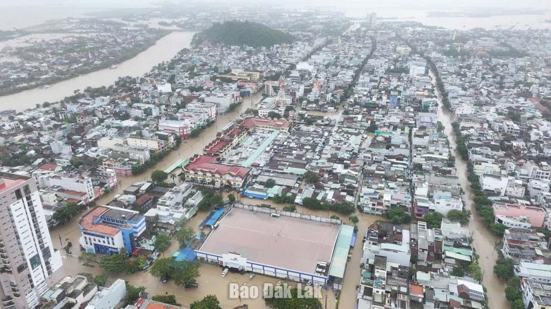 Tình hình mưa lũ tại tỉnh Đắk Lắk đang biễn biến phức tạp, đặc biệt là khu vực phía đông tỉnh. Trong ảnh: Tình hình ngập lụt tại phường Tuy Hòa sáng 19/11. Ảnh: CTV